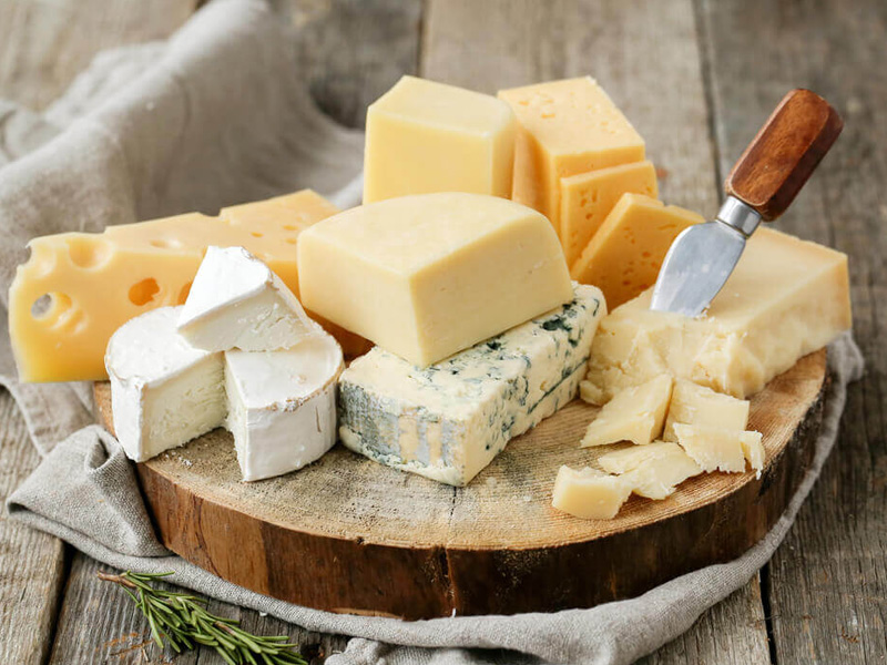 Mesa com diferentes tipos de queijo